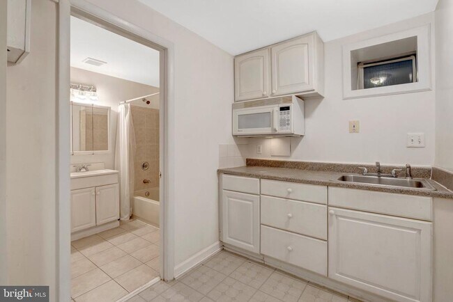 Building Photo - 8916 Braeburn Dr