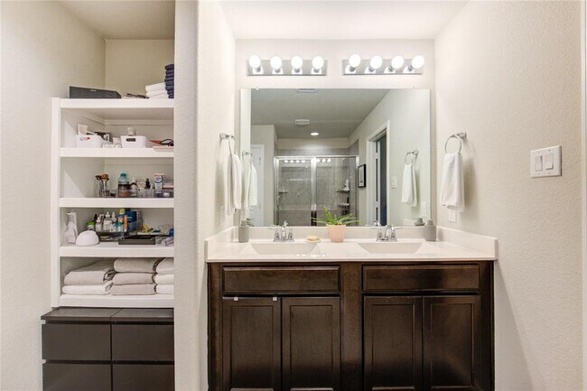 Building Photo - 9623 Japonica Dr
