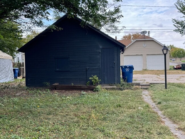 Building Photo - 4 bedroom with bonus room, 3 full bathrooms in Davenport