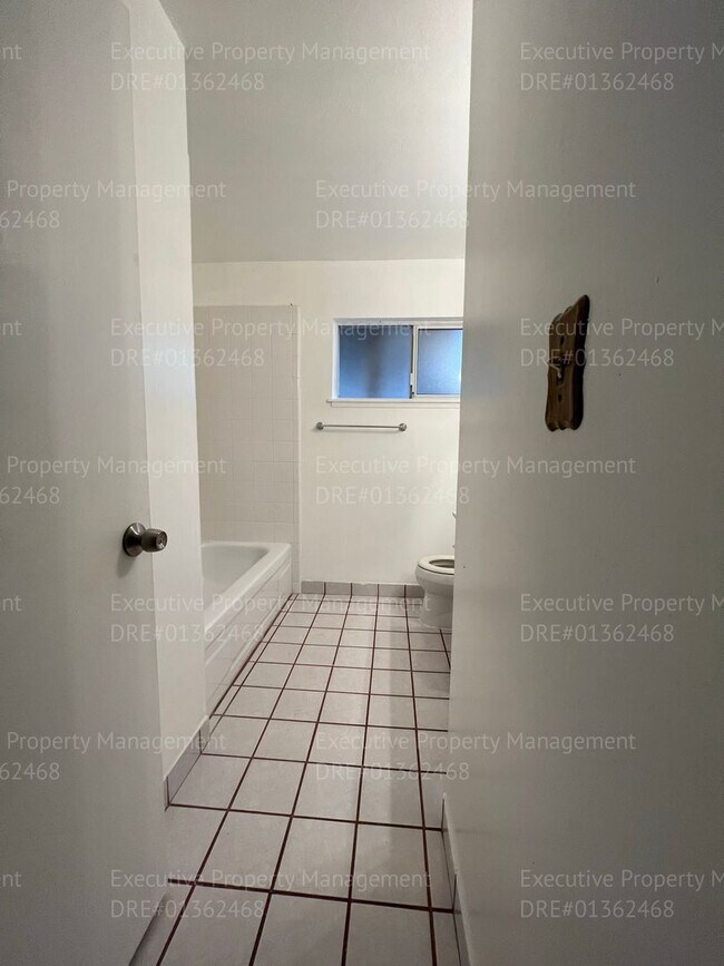 Building Photo - 3 bedroom/ 2 bathroom home located near New Stine Rd/ Wilson Rd