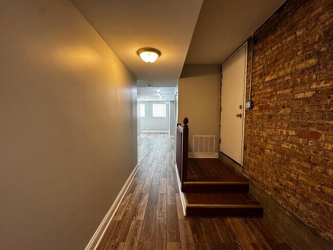 Building Photo - 5001 N Sawyer Ave