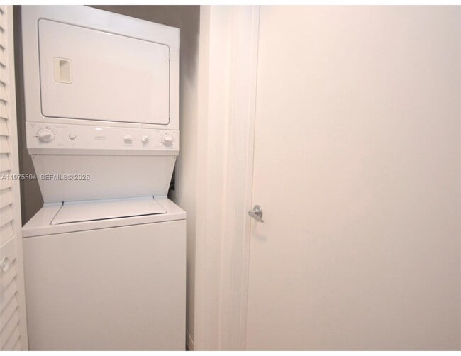 Building Photo - 950 Brickell Bay Dr