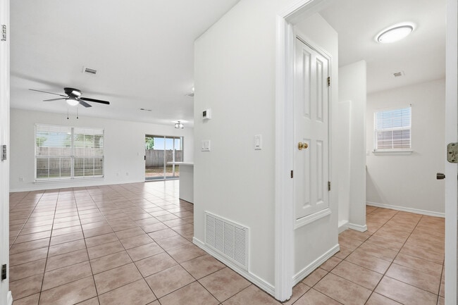 Building Photo - 403B Yancey St