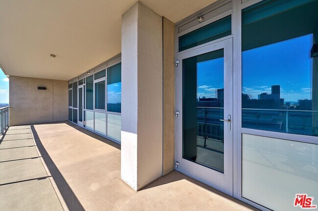 Building Photo - 3785 Wilshire Blvd