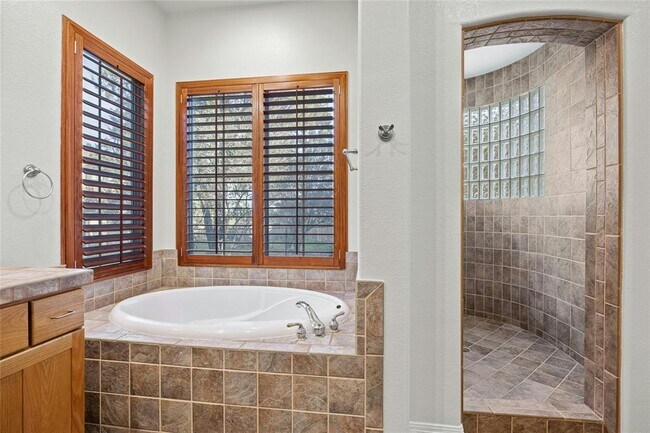 Building Photo - 18500 Lakehead Cir