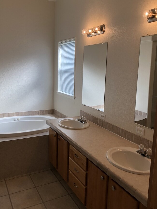 Building Photo - Beautiful and Convenient Turner Location!