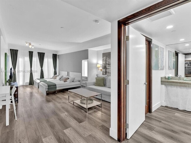 Building Photo - 1052 Ocean Dr