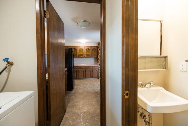 Building Photo - Immaculately maintained 3-bdr/1.5-bath ran...