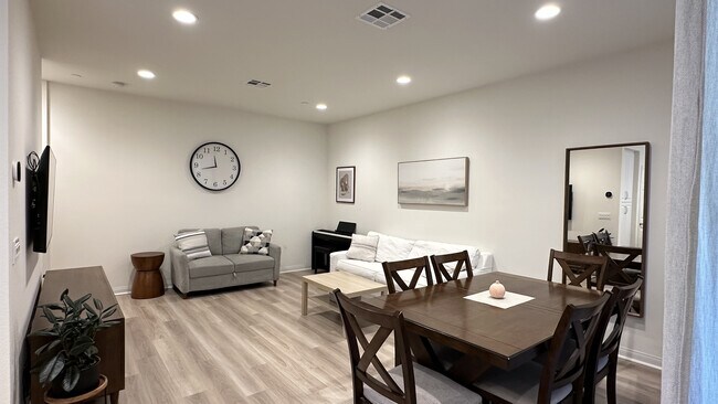 Building Photo - 251 Mission Villas Rd