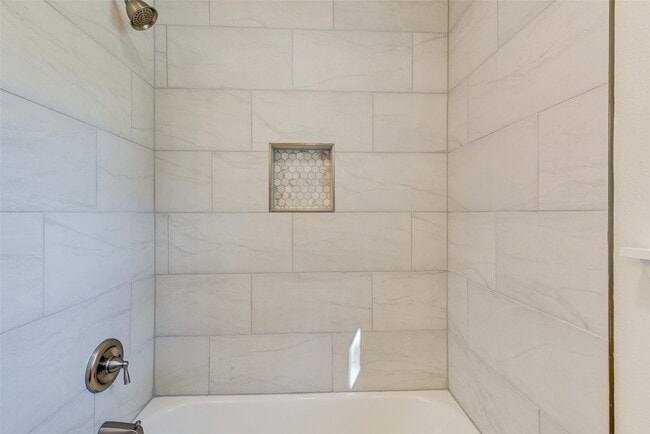 Building Photo - 16813 Glen Eagle Dr N