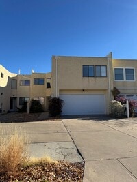Building Photo - Amazing 3 bed 2 bath NE Heights Townhome