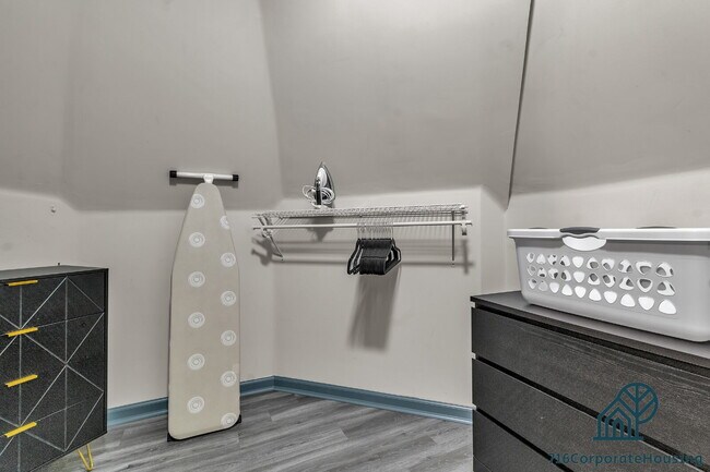 Building Photo - Furnished 2-Bedroom, 2-Bath Apartment near the Medical Campus