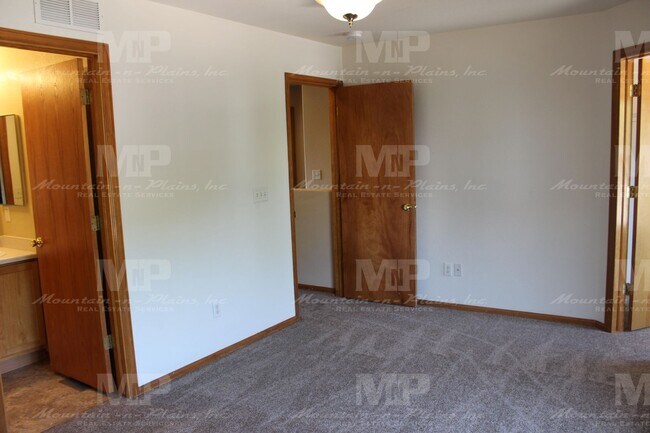 Building Photo - 303 Plowman Ct