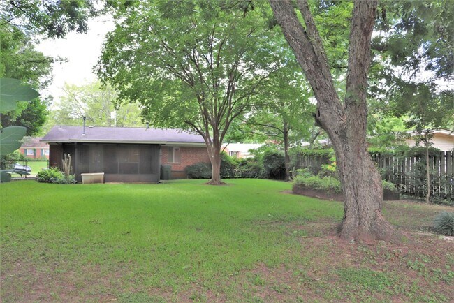 Building Photo - Irresistible 3-bedroom will leave you deli...