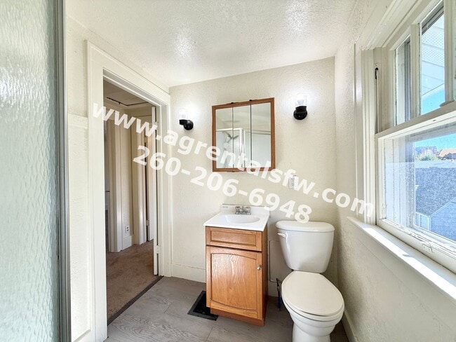 Building Photo - 2 Bedroom House