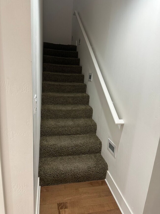 Building Photo - Move in special! $700 off first months rent.