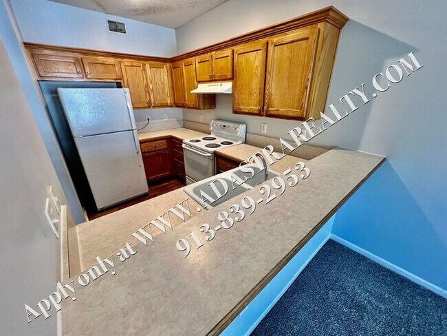 Building Photo - Beautiful Gardner Townhome-Available in MAY!!