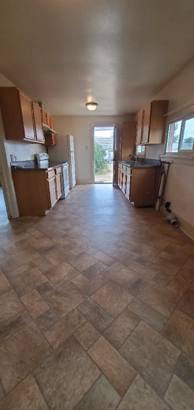 Building Photo - 423 3rd St W