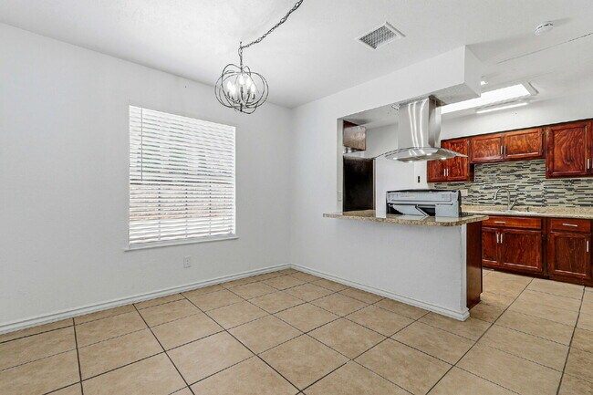 Building Photo - 3 bed 2 bath house with a studio