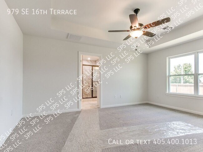 Building Photo - 979 SE 16th Terrace