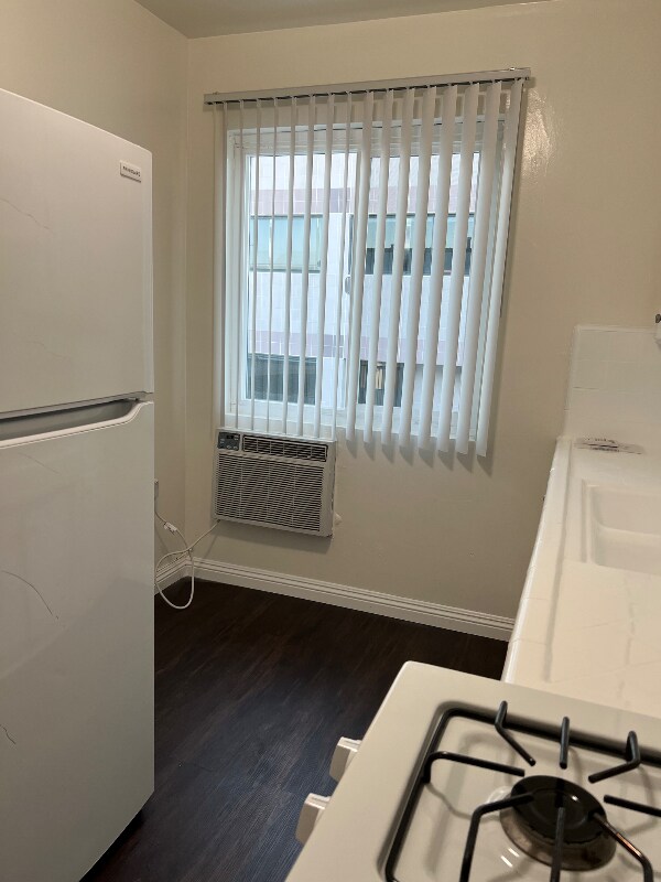 Building Photo - 214 W Maple St