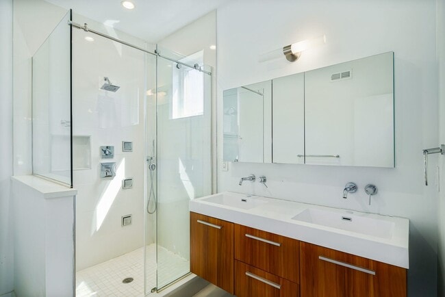 Building Photo - Stunning 4-Bedroom Townhouse with Garage and Rooftop Deck! Available late May!