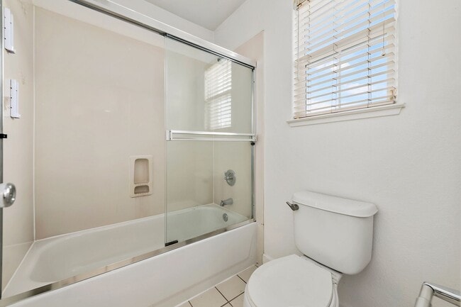 Building Photo - Spacious 3 Bedroom/2.5 Bath Home