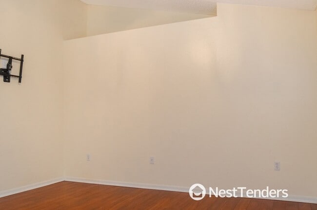 Building Photo - Four Bedrooms in Hickory Hill!