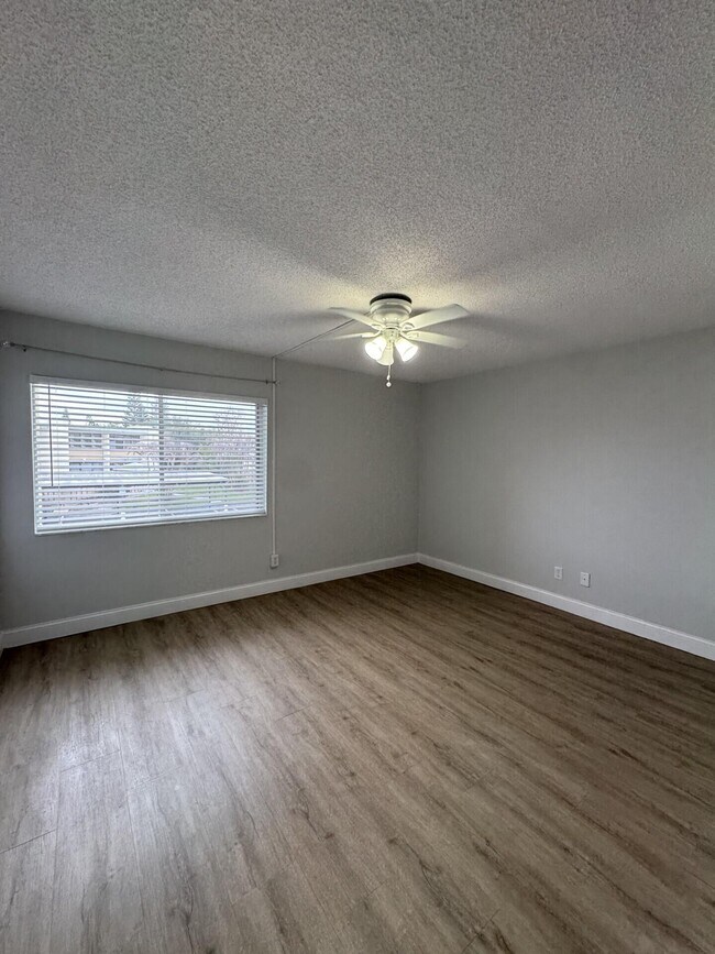 Building Photo - 1310 NE 14th Ct