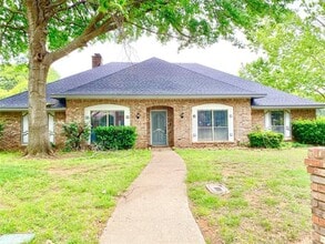 Building Photo - 2300 Alicia Ct