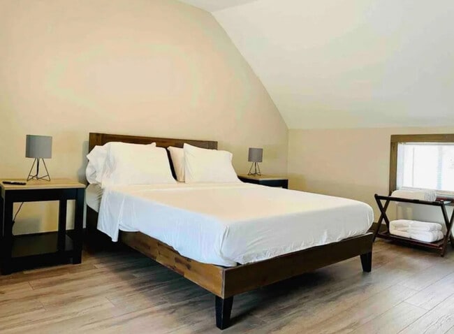 Building Photo - 527 S Hamilton St