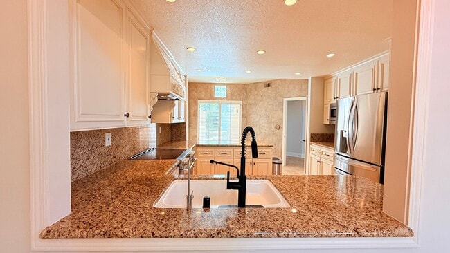 Building Photo - Gorgeous Two (2) Suites--- Executive Style 2BD/2.5BA + Loft, Two-Story TH at The Lake at Canyon L...