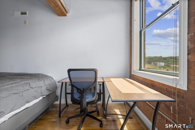 Building Photo - 145 Canal St E