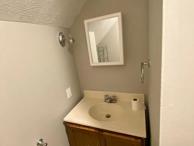 Building Photo - Clean and professional 2BR Near USM with Parking Available June 1