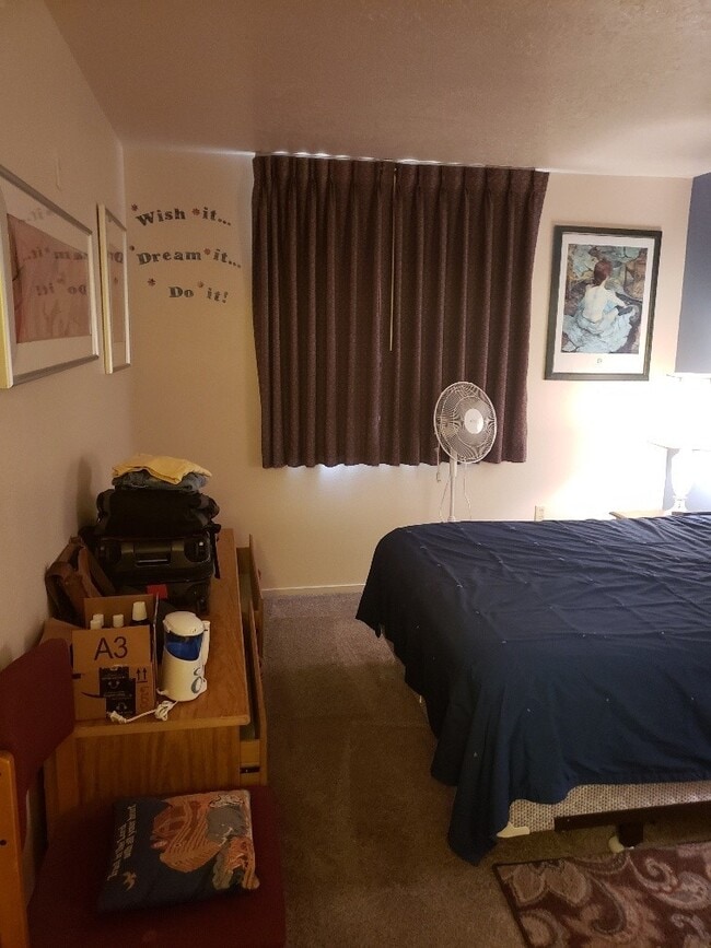 Building Photo - ** Smokey Lane 1 Bedroom 1 Bath Lower Leve...