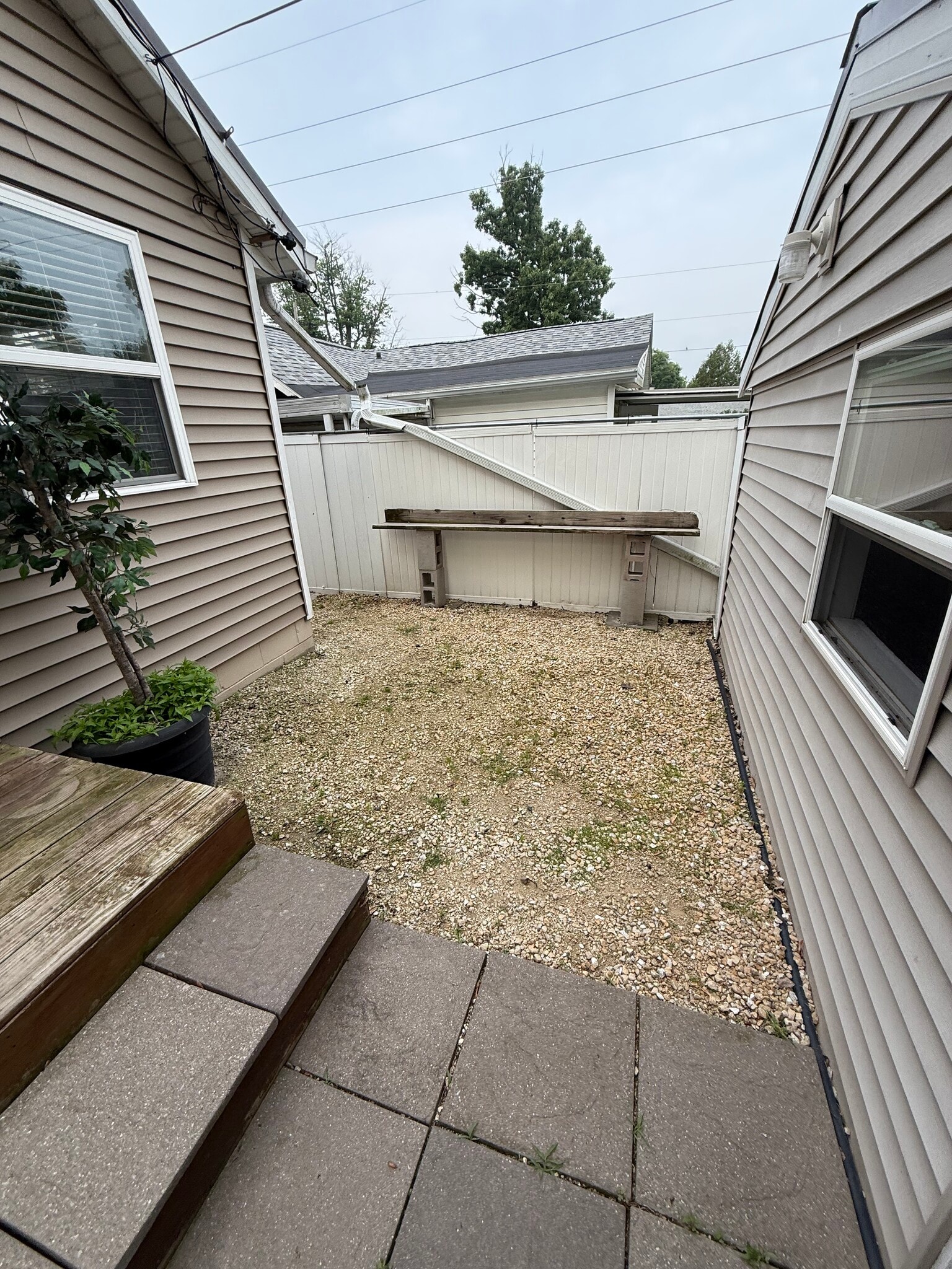 Building Photo - 704 E Moneta Ave