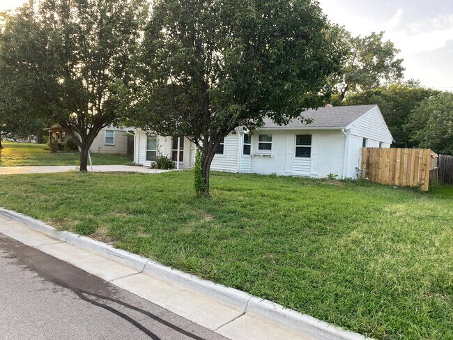 Building Photo - 1104 Glenn Dr