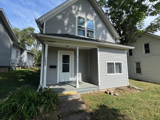 Building Photo - Available Now! 4 Bedroom Moline Rental, Pe...