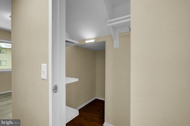 Building Photo - 2665 Glengyle Dr