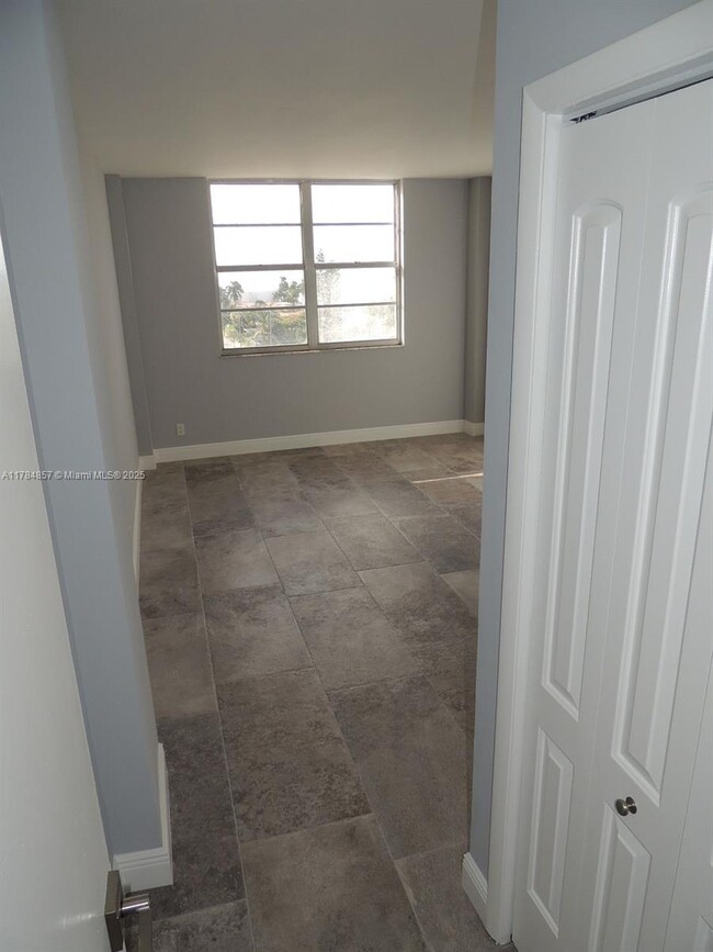 Building Photo - 1455 N Treasure Dr