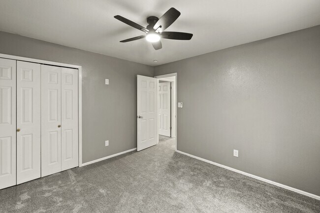 Building Photo - 5647 Old Farm Cir E