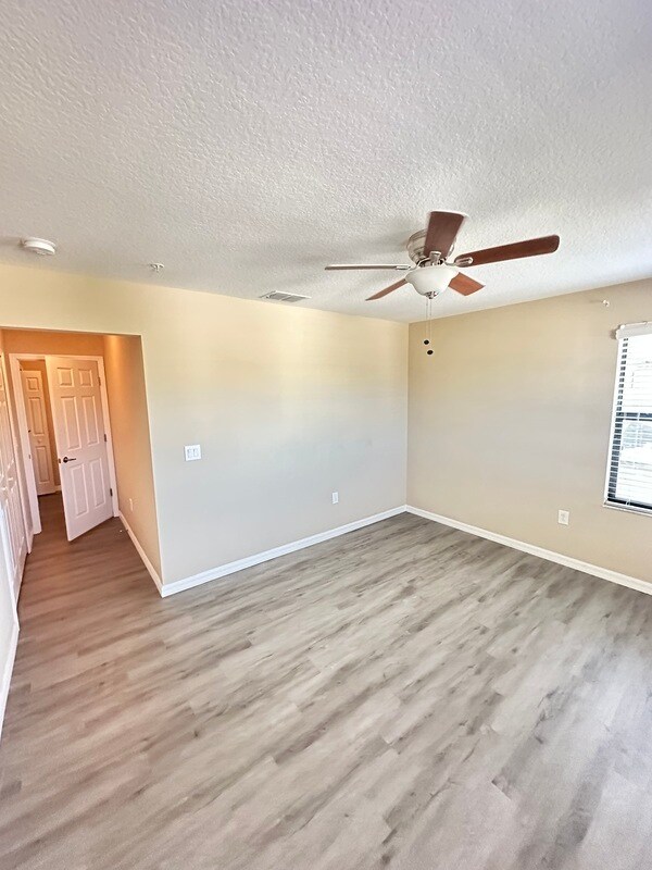 Building Photo - 2412 Seven Oaks Dr