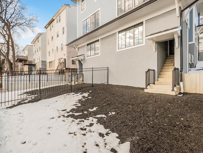 Building Photo - 324 Edwards Pl