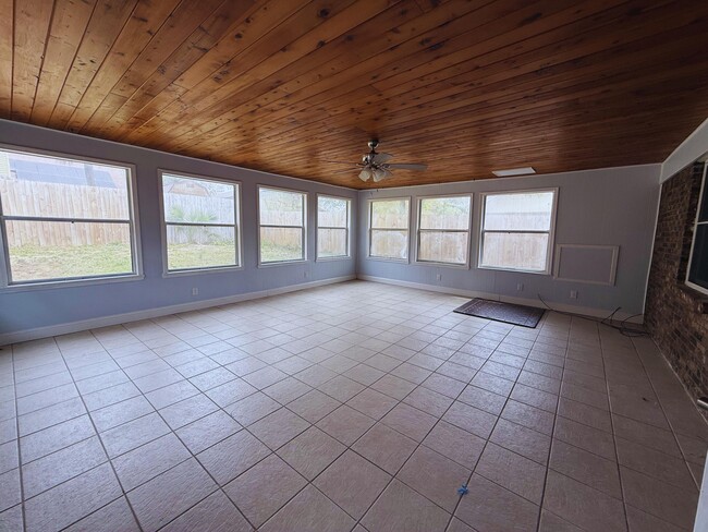 Building Photo - 709 Osage Dr