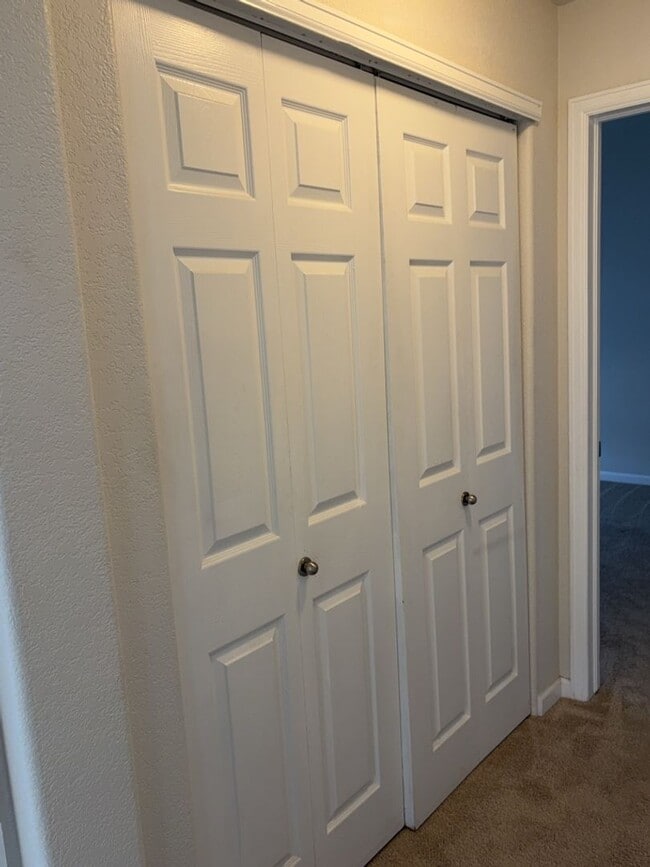 Building Photo - Spacious 2 Bed, 2 Bath Condo