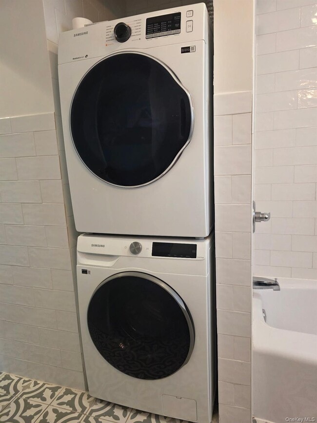 Building Photo - 96 Main St