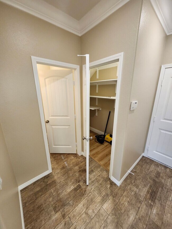 Building Photo - Luxurious 4-Bedroom View Home in Desirable...