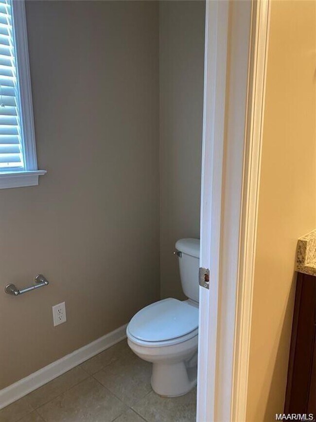 Building Photo - 4/3 in Deer Creek!