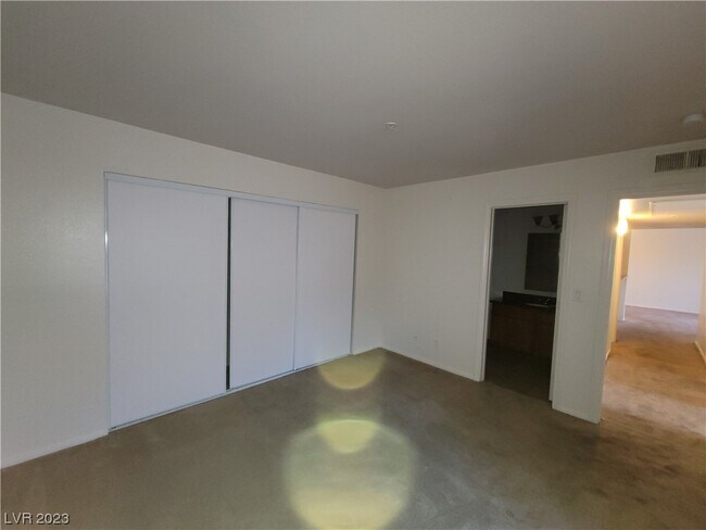 Building Photo - 2121 Blue Breeze Dr