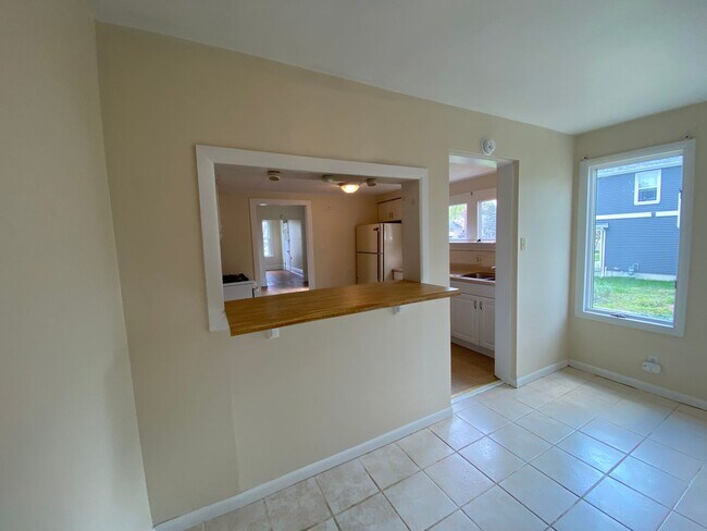 Building Photo - Great Location! Must See!